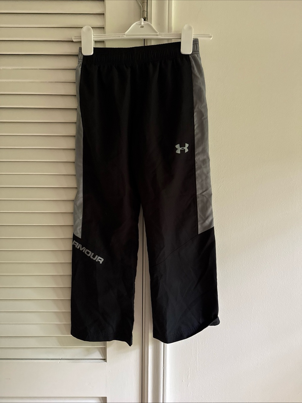Under Armour Black Gray Youth Track Pants Athletic Joggers Size YSM / JP / P